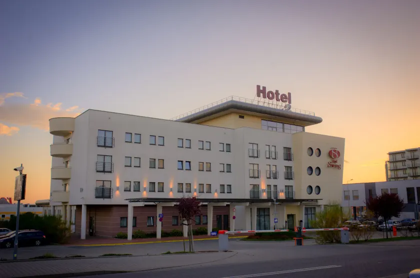 Hotel Swing - Image 1