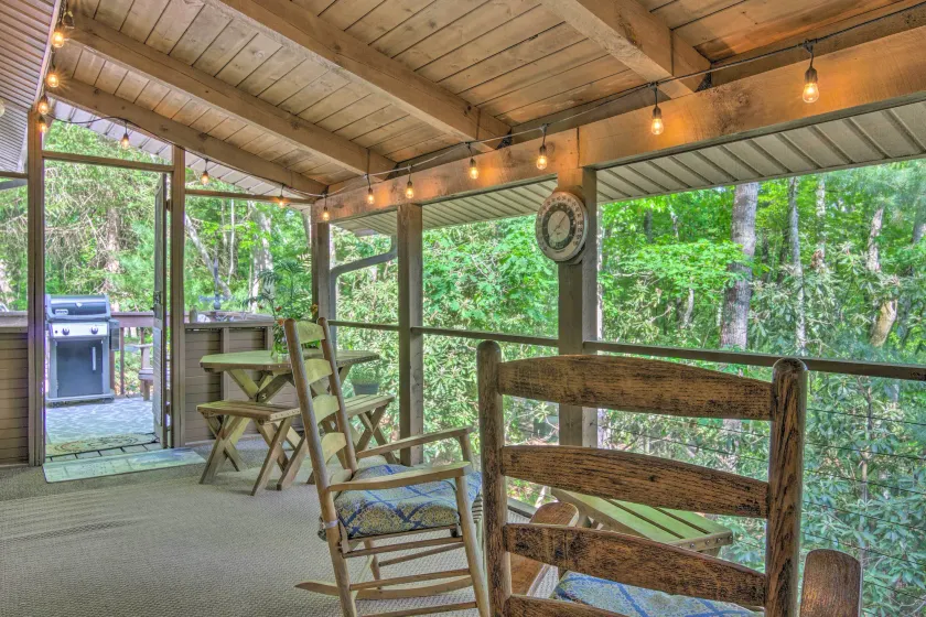 Beautiful Connestee Falls Home w/ Porch in Brevard - Innenbereich