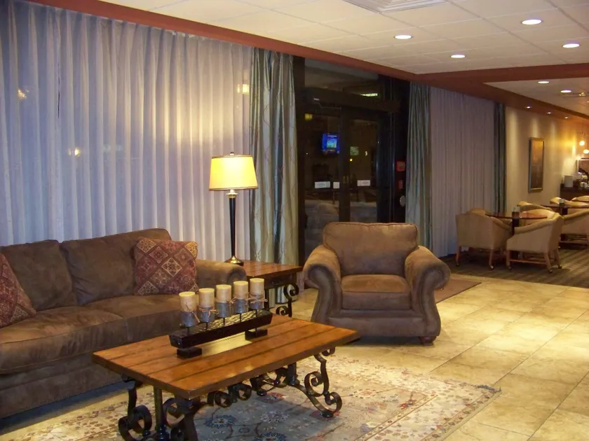 Norfolk Country Inn and Suites - Lobby lounge