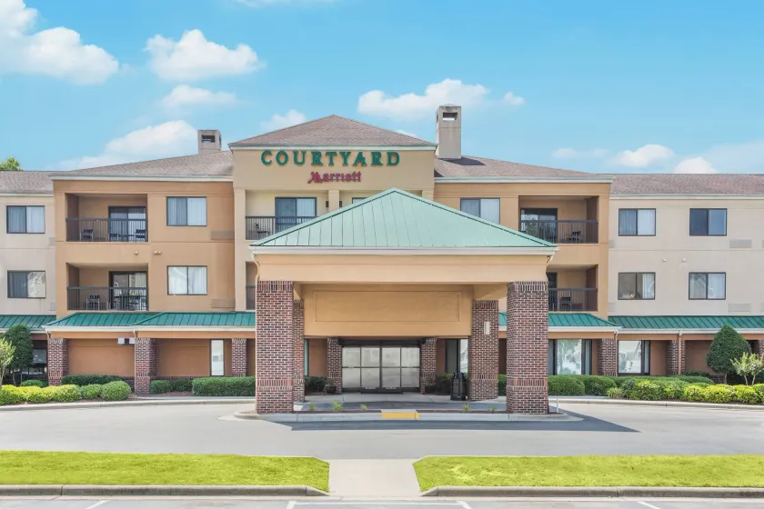 Courtyard by Marriott Rocky Mount - Image 1