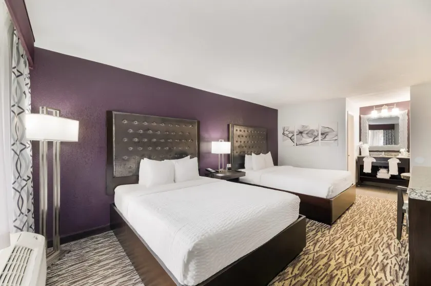Clarion Inn & Suites Across From Universal Orlando Resort - Image 1