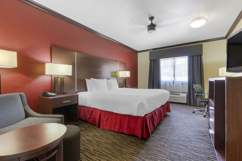 Best Western Plus Classic Inn and Suites - Image 1