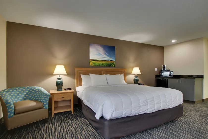 EverSpring Inn & Suites - Image 1