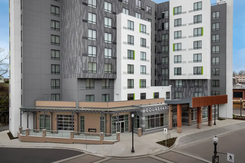 Courtyard by Marriott Nanaimo - Image 1