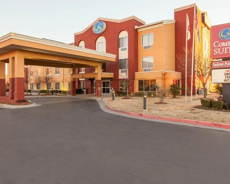 Comfort Suites Tulsa Central - Image 1