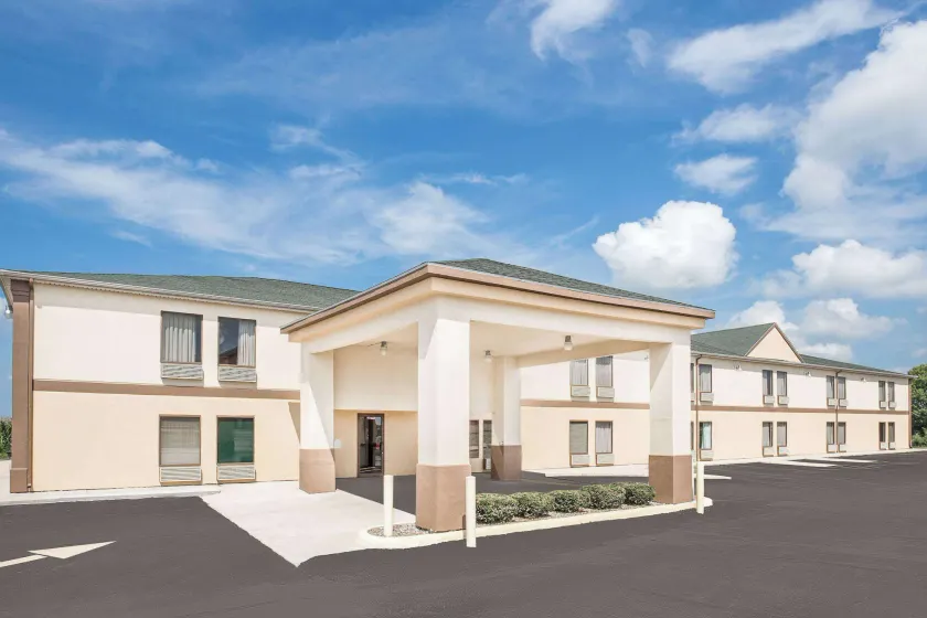 Super 8 by Wyndham Galesburg - Image 1