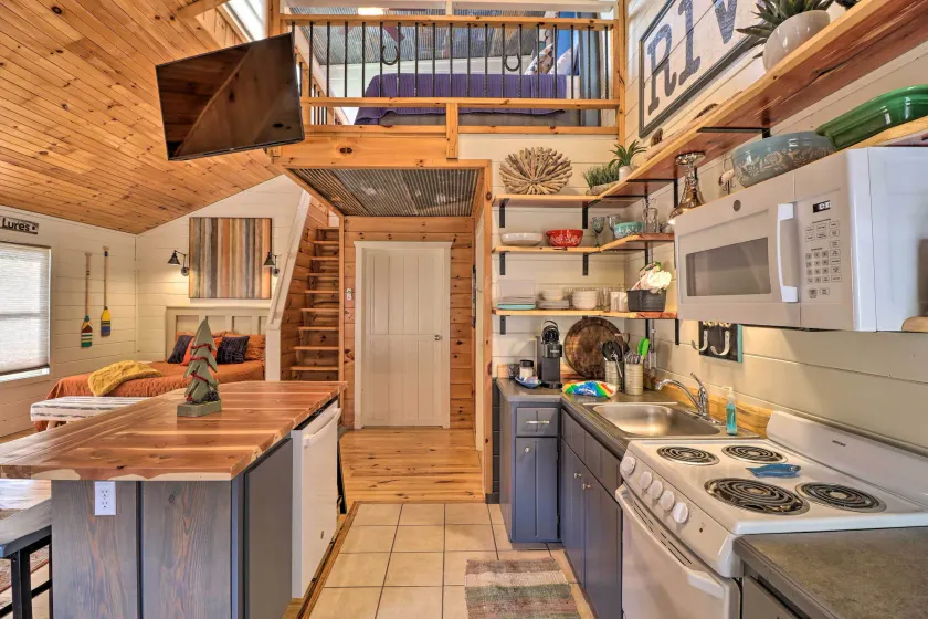 Pet-Friendly Studio w/ Loft & Mountain Views! - Innvendig