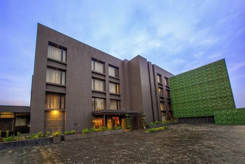 Purple Elephant Luxury Business Hotel - Image 1