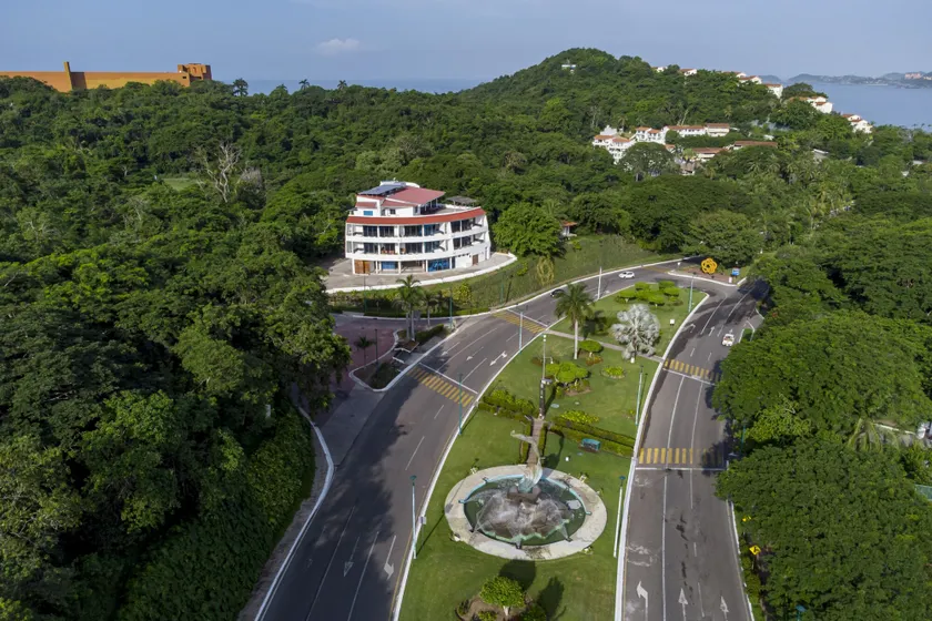 LA LOMA SUITES - Image 1