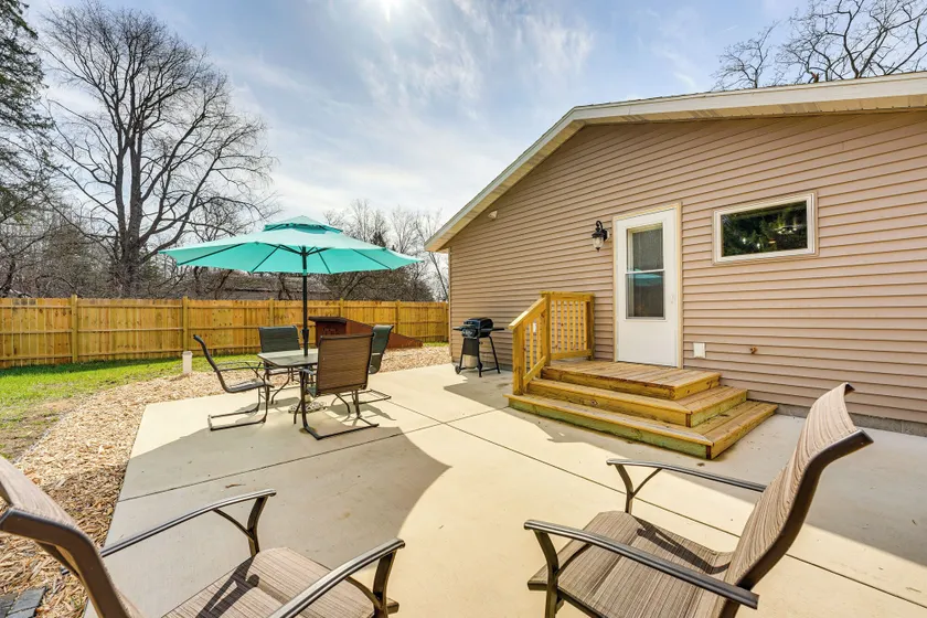 Boat, Fish & Hike: Cozy Getaway in Twin Lake! - Image 1