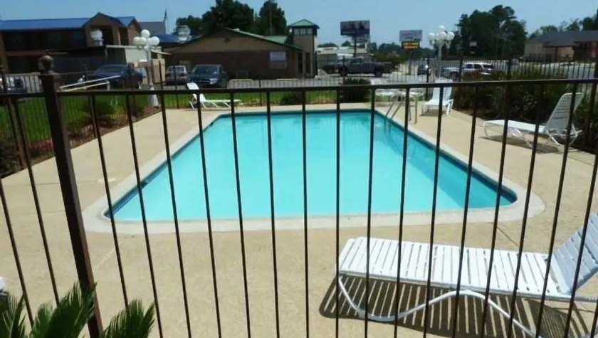 Xecutive Inn and Suites - Image 1