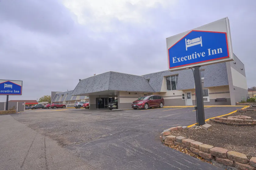 Executive Inn Owatonna Hwy 35 - Image 1
