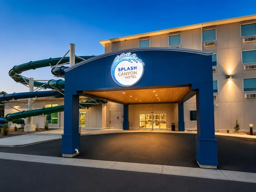 Splash Canyon Hotel - Image 1
