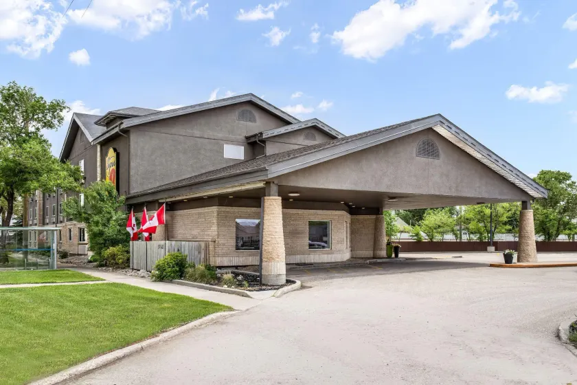 Super 8 by Wyndham Winnipeg West - Image 1