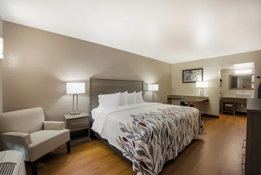 Red Roof Inn & Suites Thomasville - Image 1