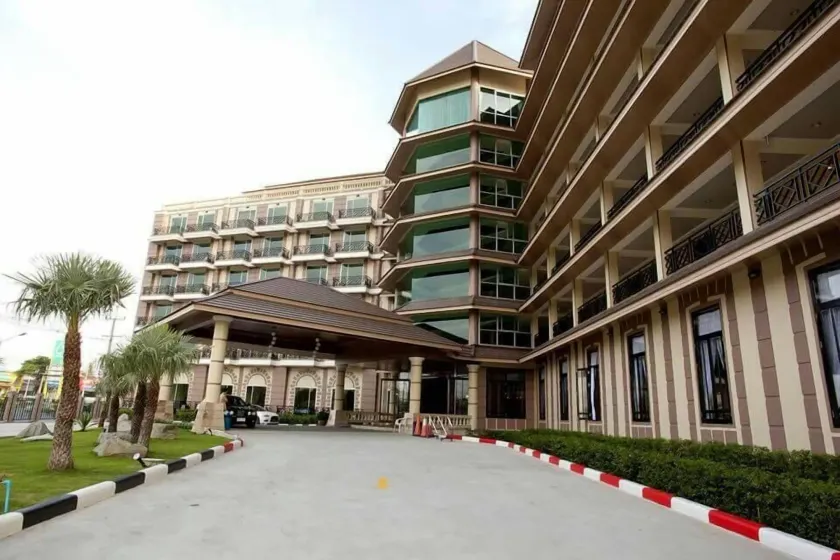 J & Y Lodge Hotel - Image 1
