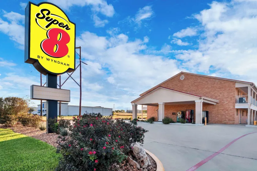 Super 8 by Wyndham Pleasanton - Image 1