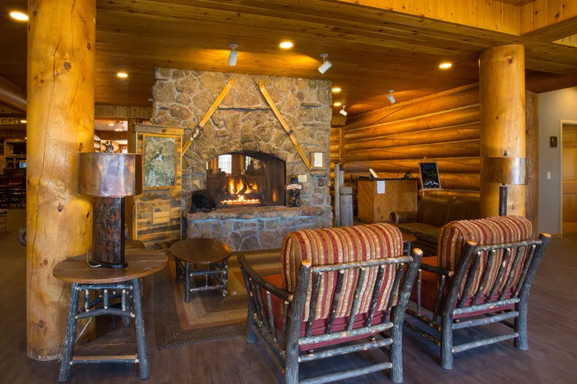 Headwaters Lodge & Cabins at Flagg Ranch - Coin salon dans le hall