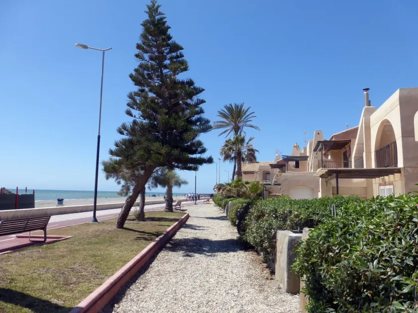 Lovely 2 Bedroom Apartment With Pool - Image 1