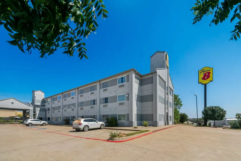 Super 8 by Wyndham Weatherford - Image 1