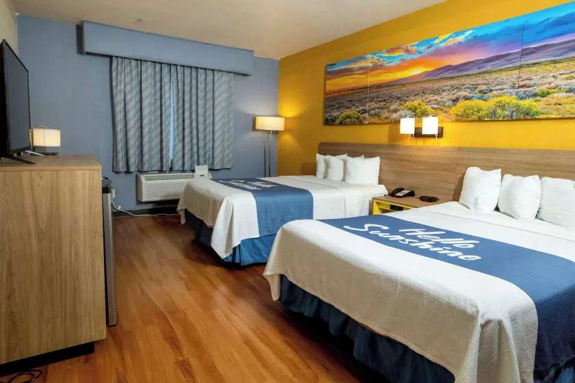 Days Inn & Suites by Wyndham Houston North/Aldine - Image 1
