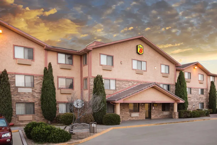Super 8 by Wyndham Kingman - Image 1