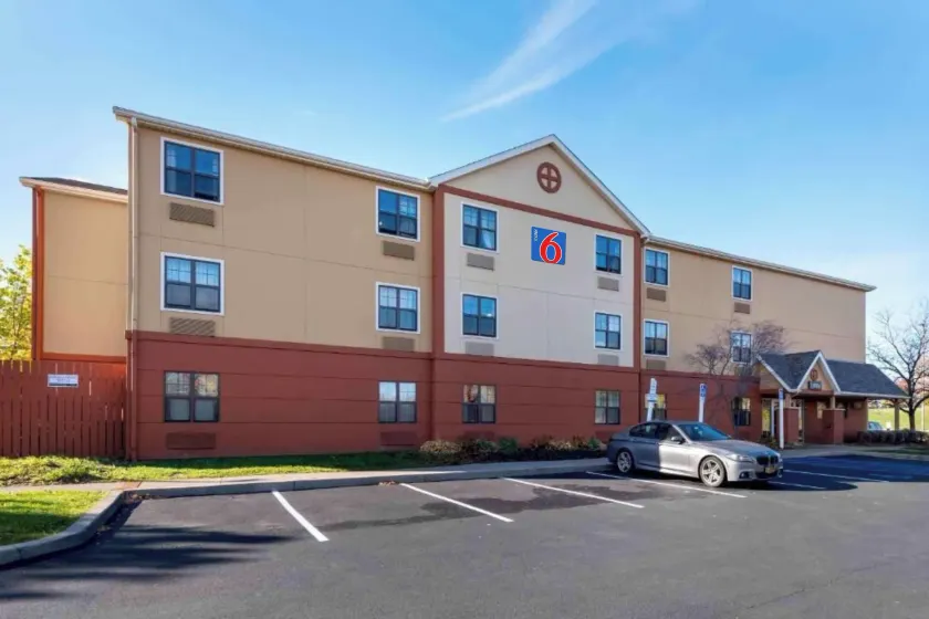Motel 6 Suites Rochester Henrietta, NY - Image 1