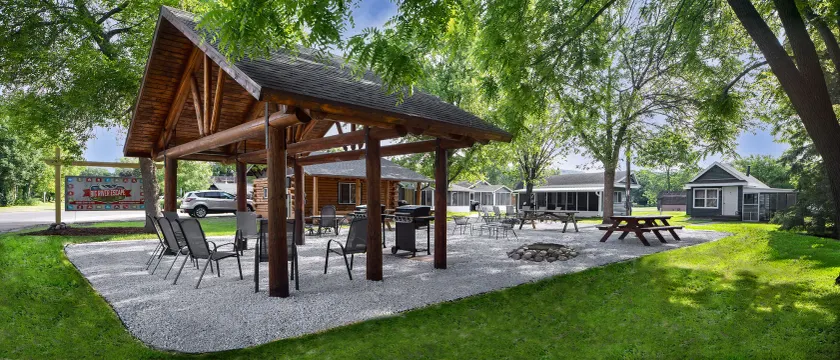 Cozy River Cabin w Screened Porch & Fire Pit - Image 1