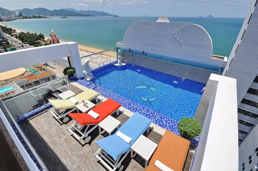 Boss Hotel - Image 1