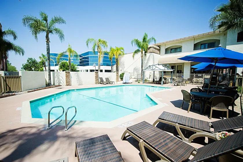 Hotel d'Lins Ontario Airport - Image 1