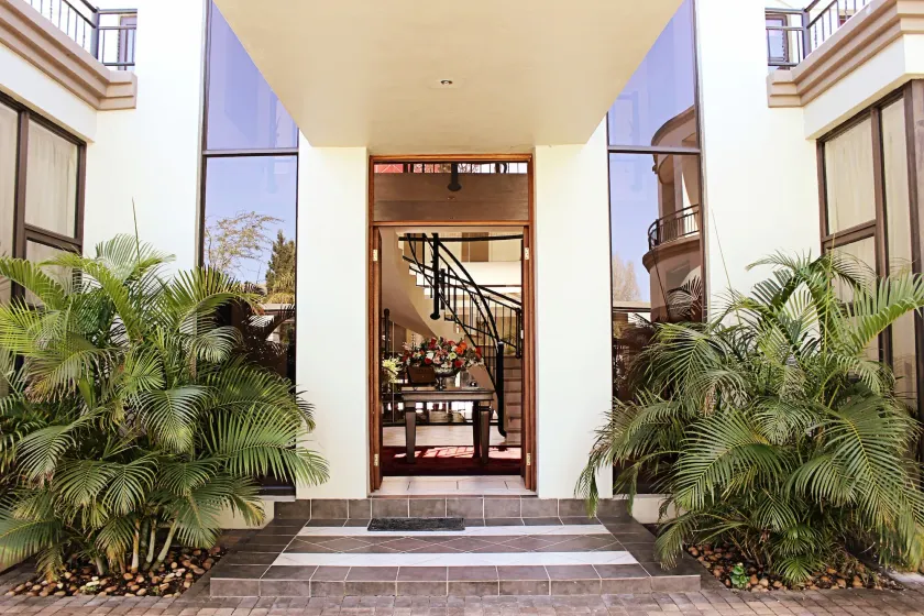 Casa Flora Guesthouse - Image 1