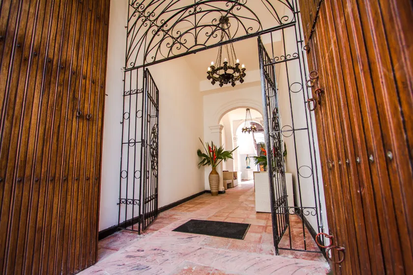 Santa Alejandría Hotel - Interior entrance