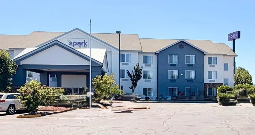 Spark by Hilton Central Point Medford - Image 1