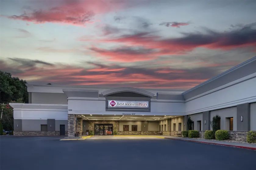 Best Western Plus Clemson Hotel & Conference Center - Image 1
