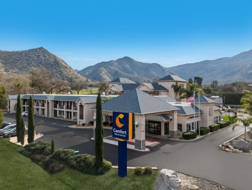 Comfort Inn & Suites Sequoia Kings Canyon - Image 1