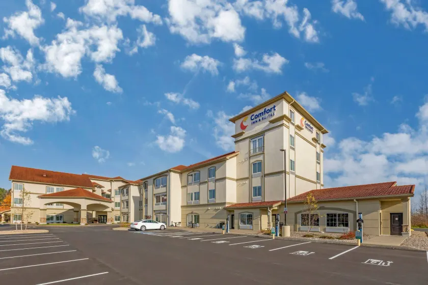 Comfort Inn & Suites Verona at Turning Stone Resort Casino - Image 1