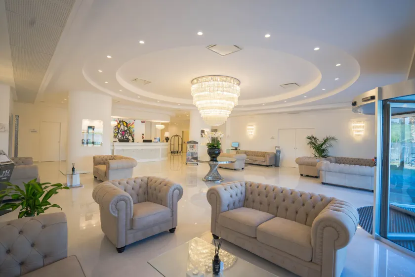 PM Hotel - Image 1