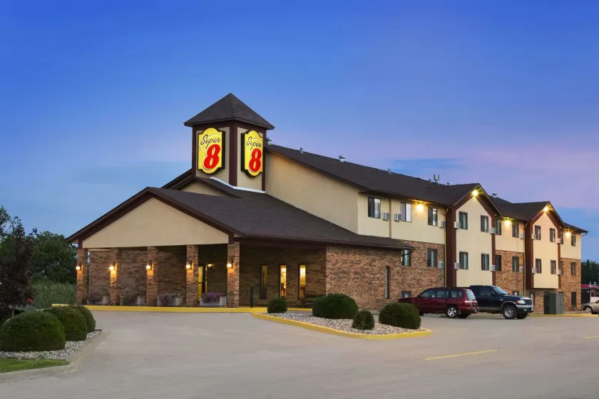 Super 8 by Wyndham Marion - Image 1