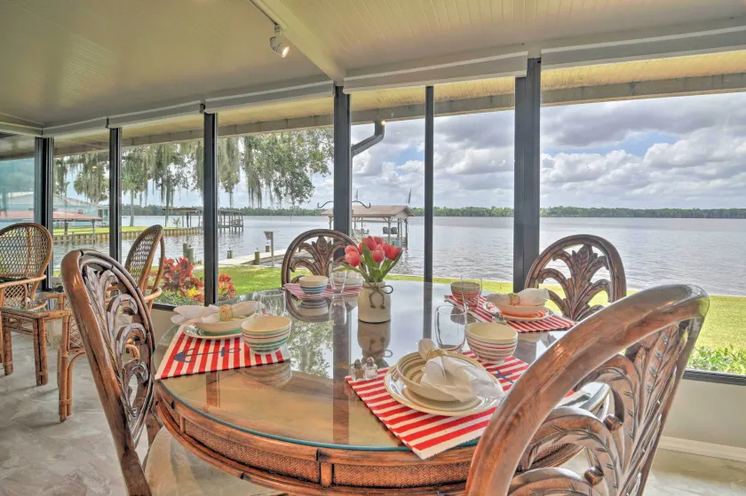 Picturesque Retreat on St Johns River + Docks - Interiør