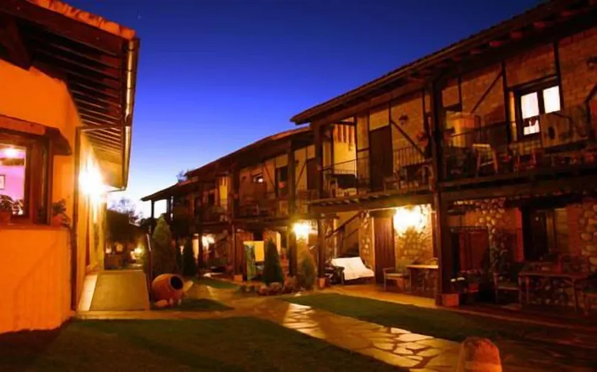 El Canchal de la Gallina -Cafetería -Aparcamiento gratis - Jacuzzi - Piscina de agua caliente abierta hasta el 12 de Octubre - Image 1