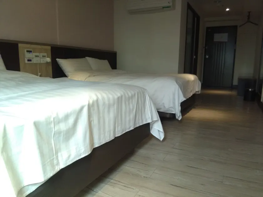 Dengfeng Milan Business Hotel - Image 1