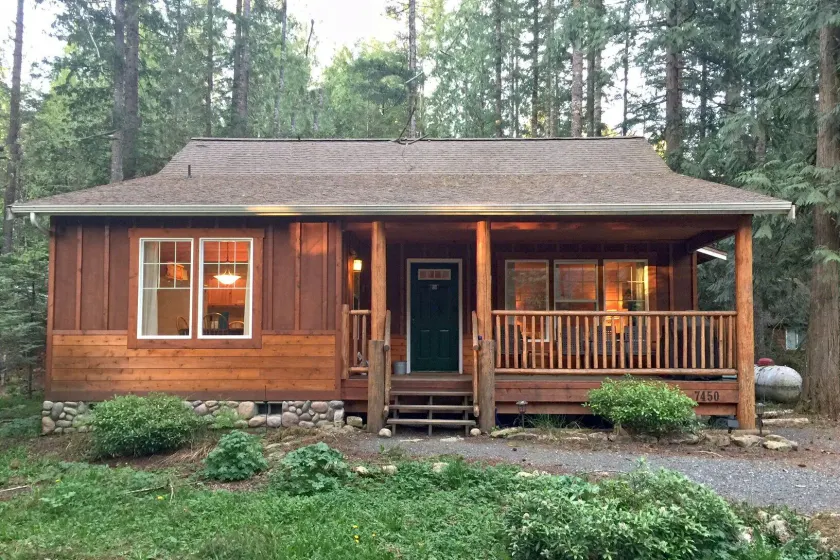 Glacier Springs Cabin 2bedrooms, 2 Baths - hot tub & Pet Friendly! - Image 1