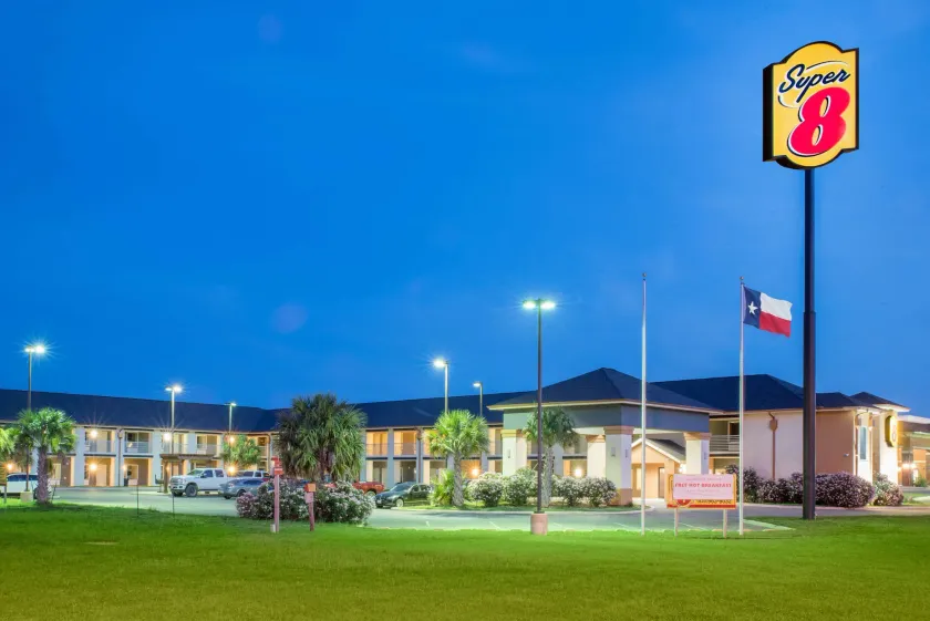 Super 8 by Wyndham Dilley TX - Image 1