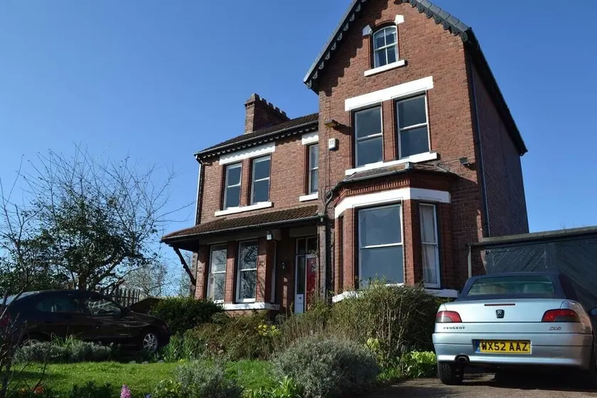 Ms McCreadys Guest House - Image 1
