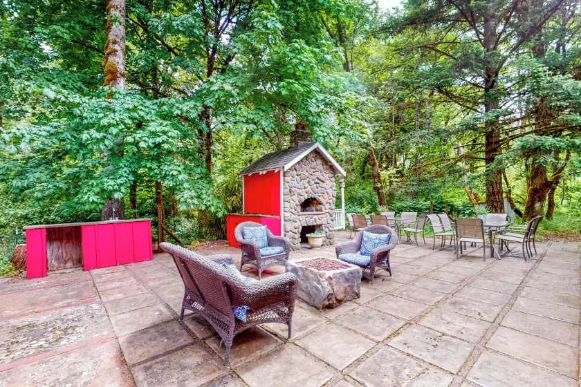 Creekside Seclusion: 'HomeSted Retreat' in Dallas - Image 1