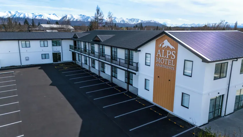 Alps Motel & Apartments - Image 1