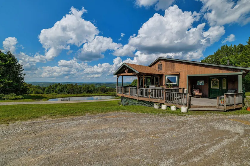 Serene Home w/ Deck, Pond & Mtn Views in Jefferson - Intérieur