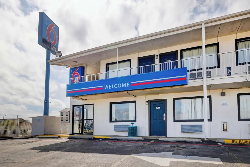 Motel 6 Denton, TX - UNT - Image 1