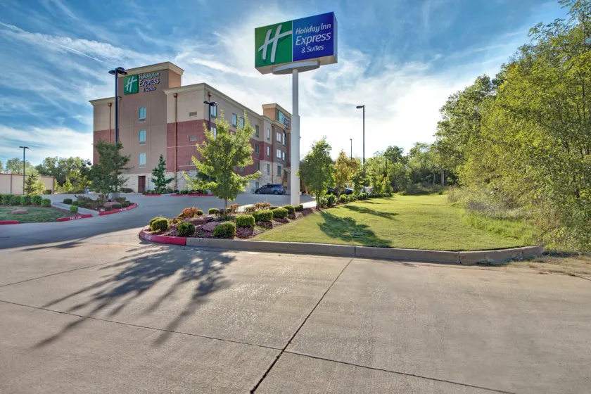 Holiday Inn Express and Suites Oklahoma City North by IHG - Image 1