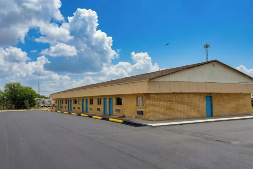 Champions Inn Del Rio TX Near US 90 - Image 1